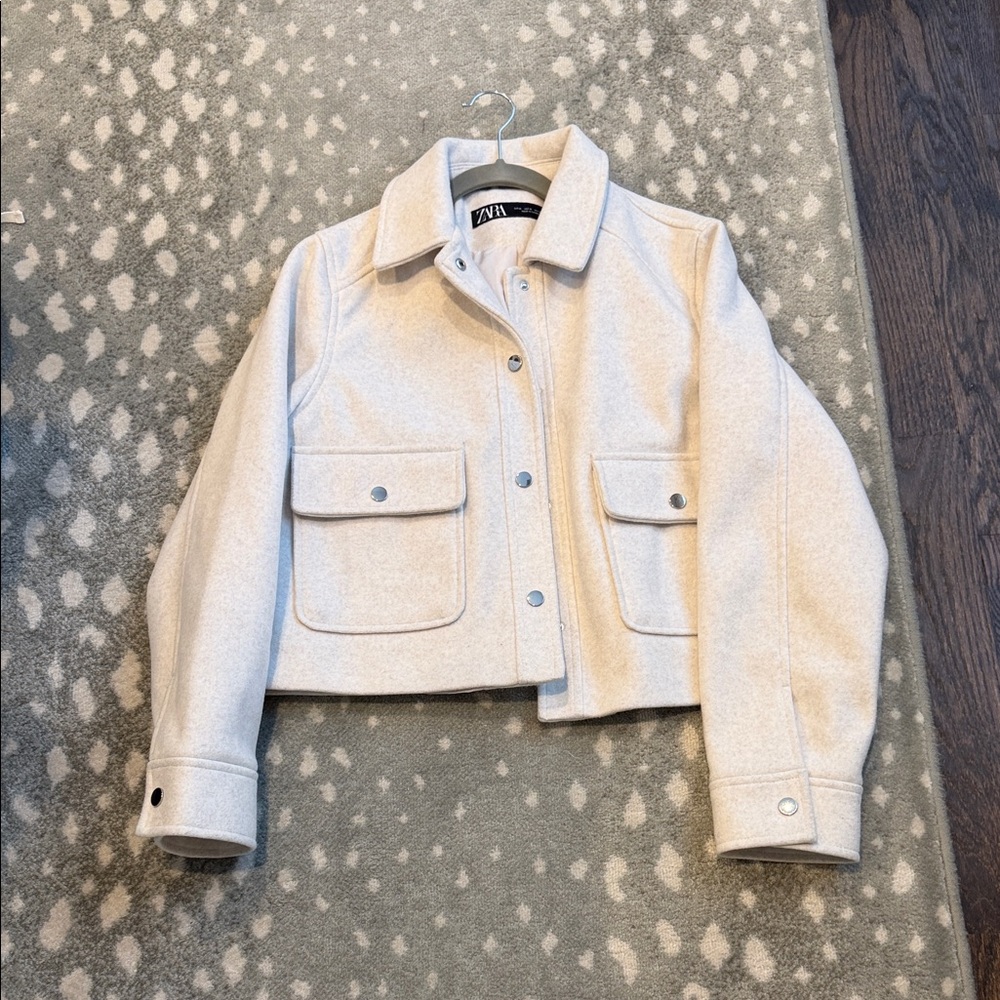 Zara women’s oatmeal Jacket cropped and so cute!  Size medium